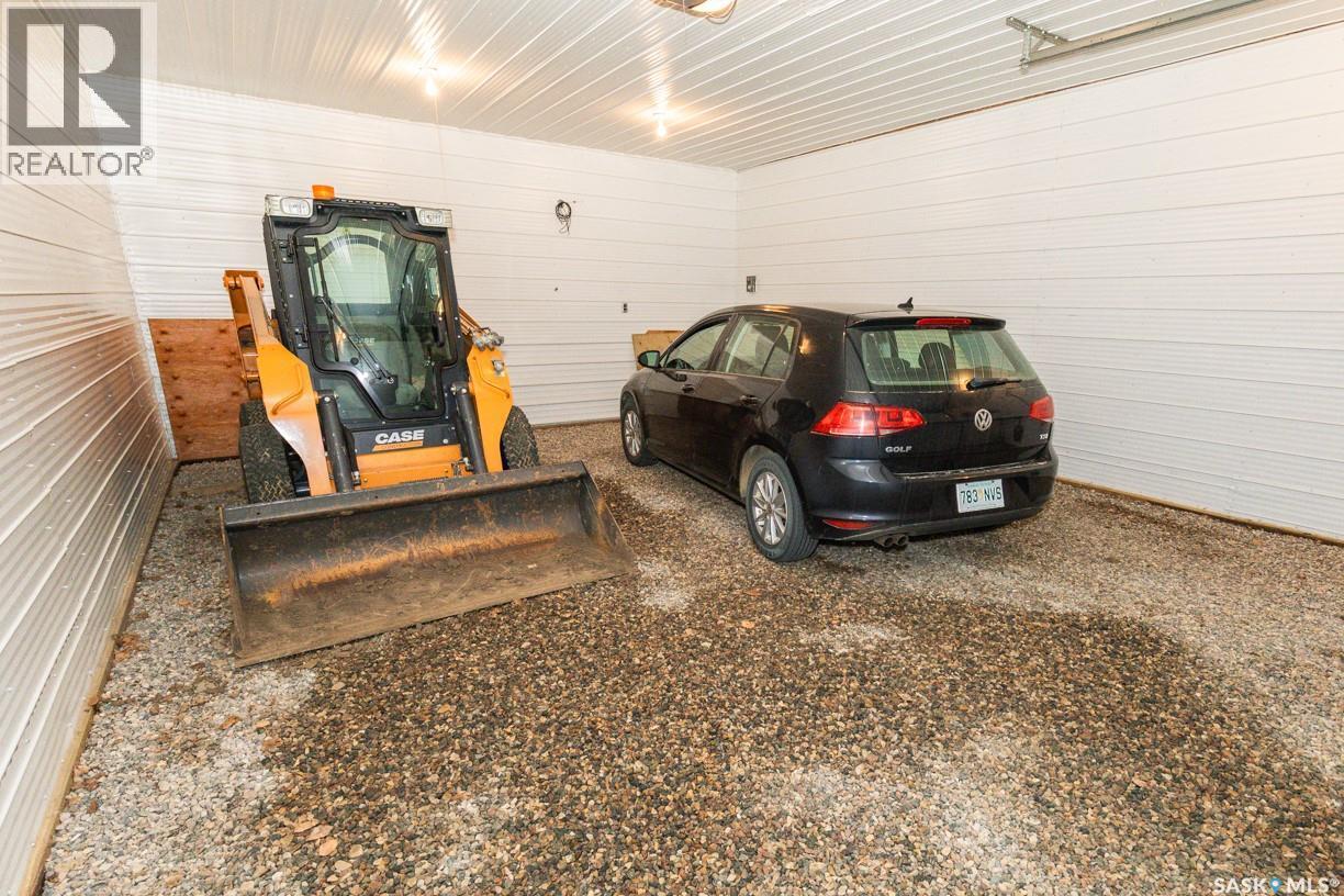 729 Saskatchewan Avenue, Kerrobert, SK - Indoor Photo Showing Garage