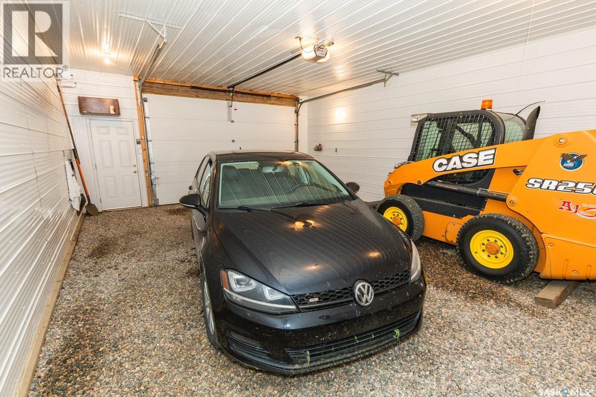 729 Saskatchewan Avenue, Kerrobert, SK - Indoor Photo Showing Garage
