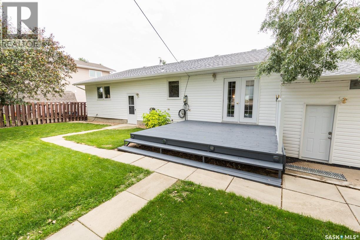 729 Saskatchewan Avenue, Kerrobert, SK - Outdoor