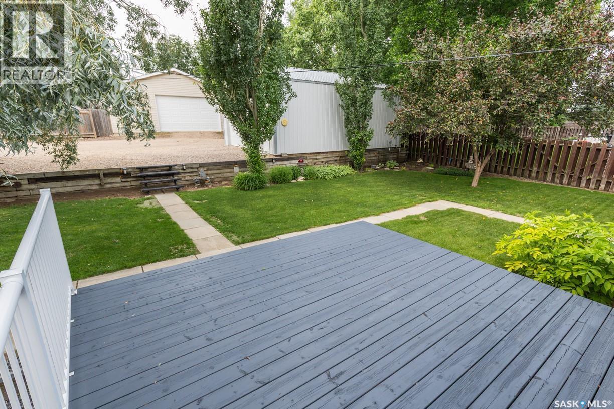 729 Saskatchewan Avenue, Kerrobert, SK - Outdoor With Deck Patio Veranda