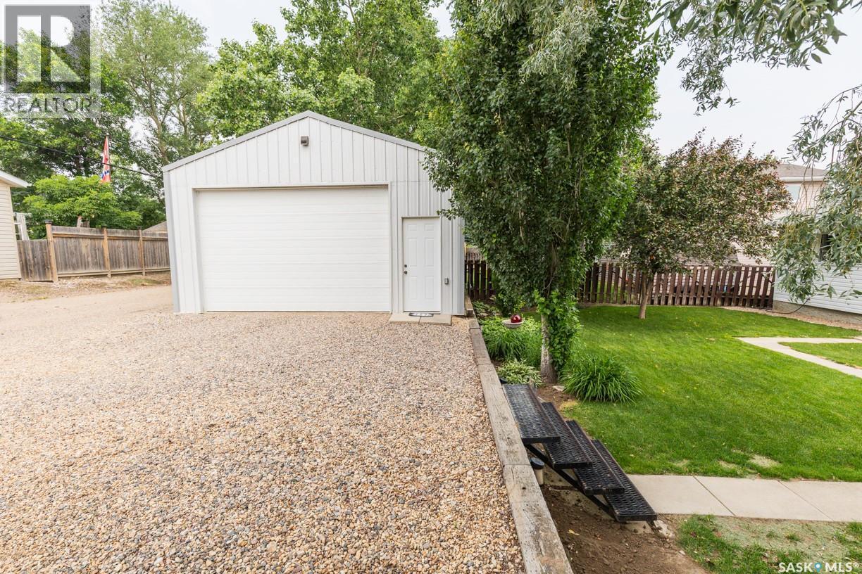 729 Saskatchewan Avenue, Kerrobert, SK - Outdoor