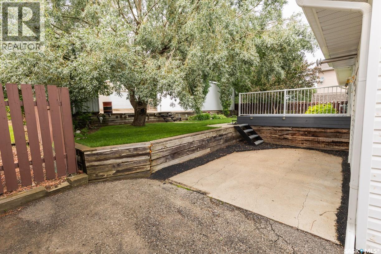 729 Saskatchewan Avenue, Kerrobert, SK - Outdoor