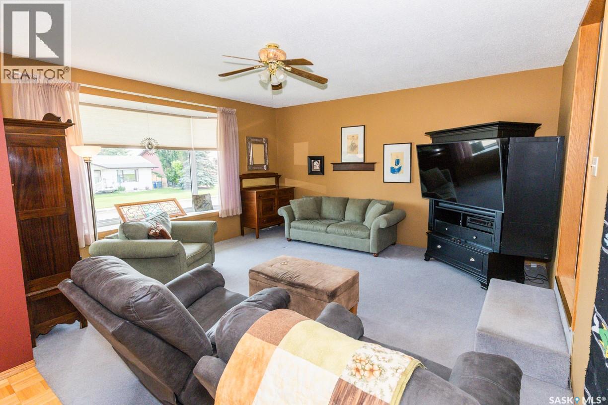 729 Saskatchewan Avenue, Kerrobert, SK - Indoor Photo Showing Living Room