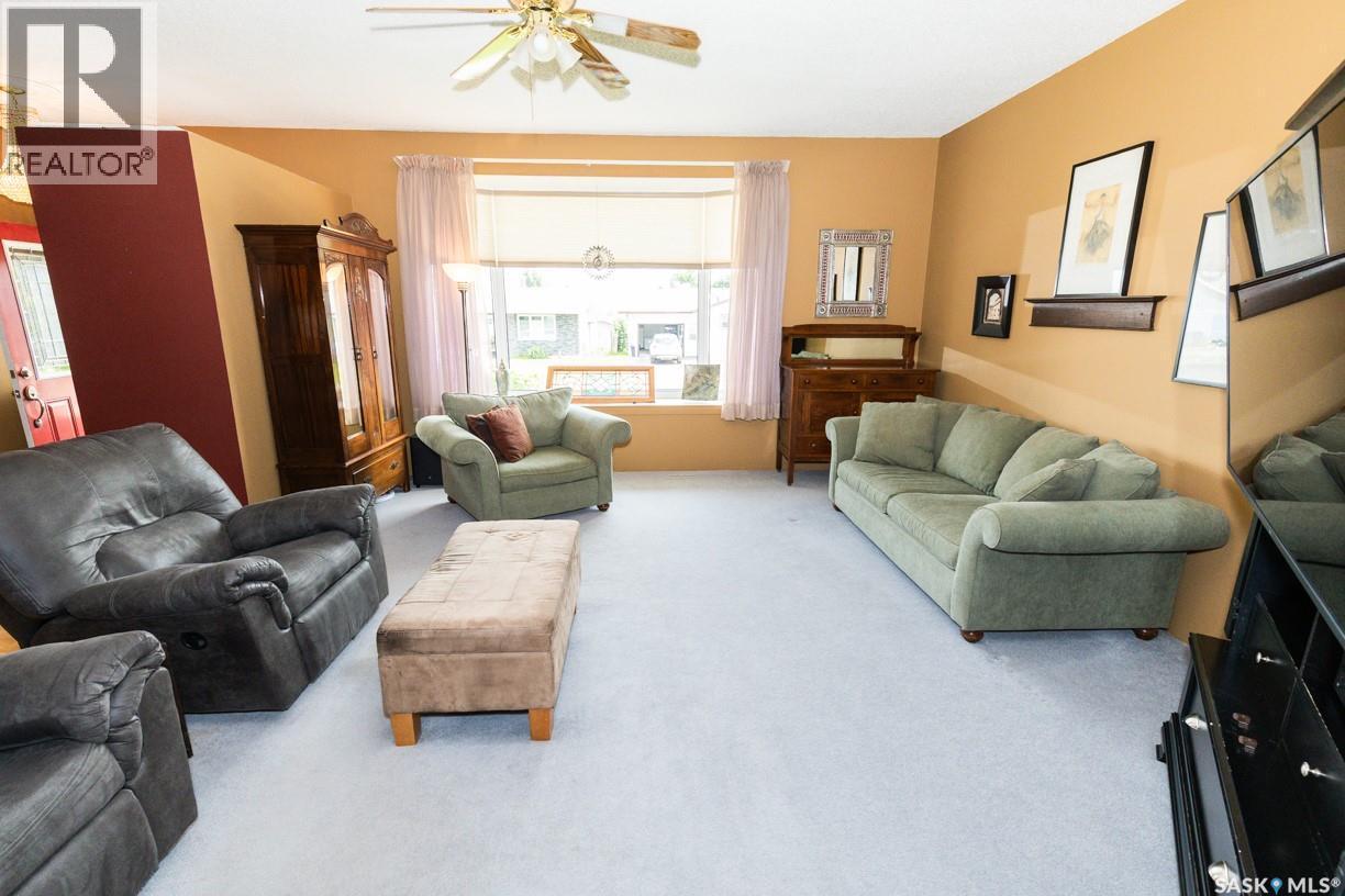 729 Saskatchewan Avenue, Kerrobert, SK - Indoor Photo Showing Living Room