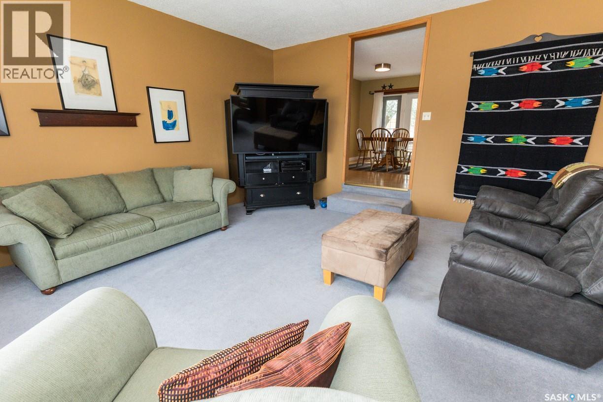 729 Saskatchewan Avenue, Kerrobert, SK - Indoor Photo Showing Living Room