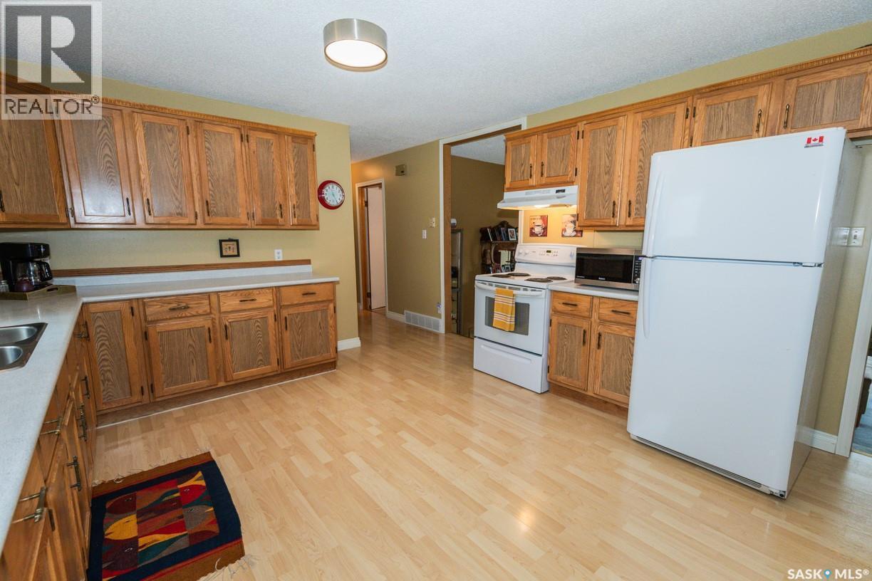 729 Saskatchewan Avenue, Kerrobert, SK - Indoor Photo Showing Kitchen With Double Sink