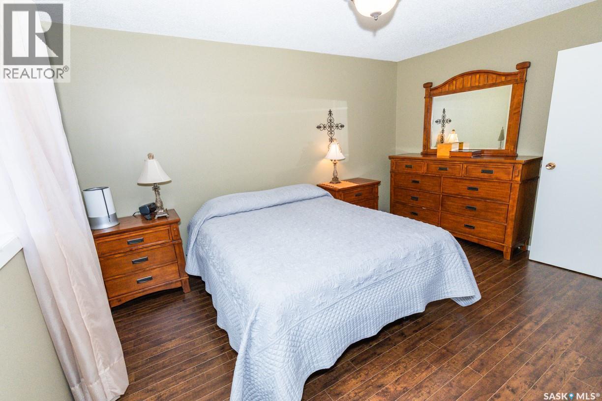 729 Saskatchewan Avenue, Kerrobert, SK - Indoor Photo Showing Bedroom