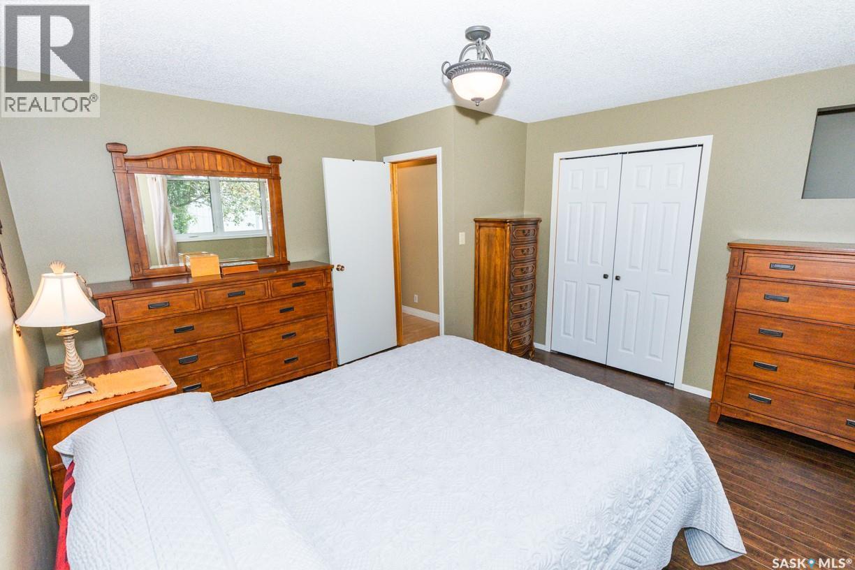 729 Saskatchewan Avenue, Kerrobert, SK - Indoor Photo Showing Bedroom