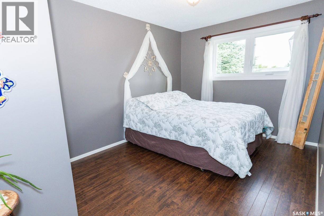 729 Saskatchewan Avenue, Kerrobert, SK - Indoor Photo Showing Bedroom