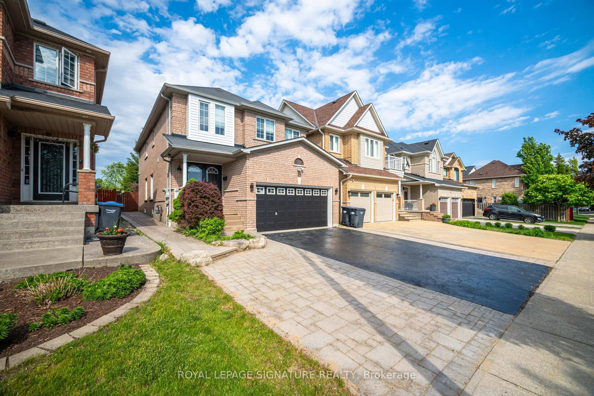 901 Knotty Pine Grove, Mississauga, ON - Outdoor With Facade