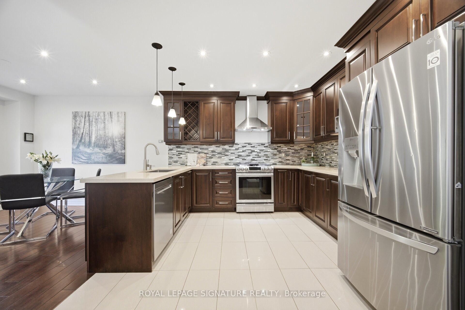 901 Knotty Pine Grove, Mississauga, ON - Indoor Photo Showing Kitchen With Upgraded Kitchen