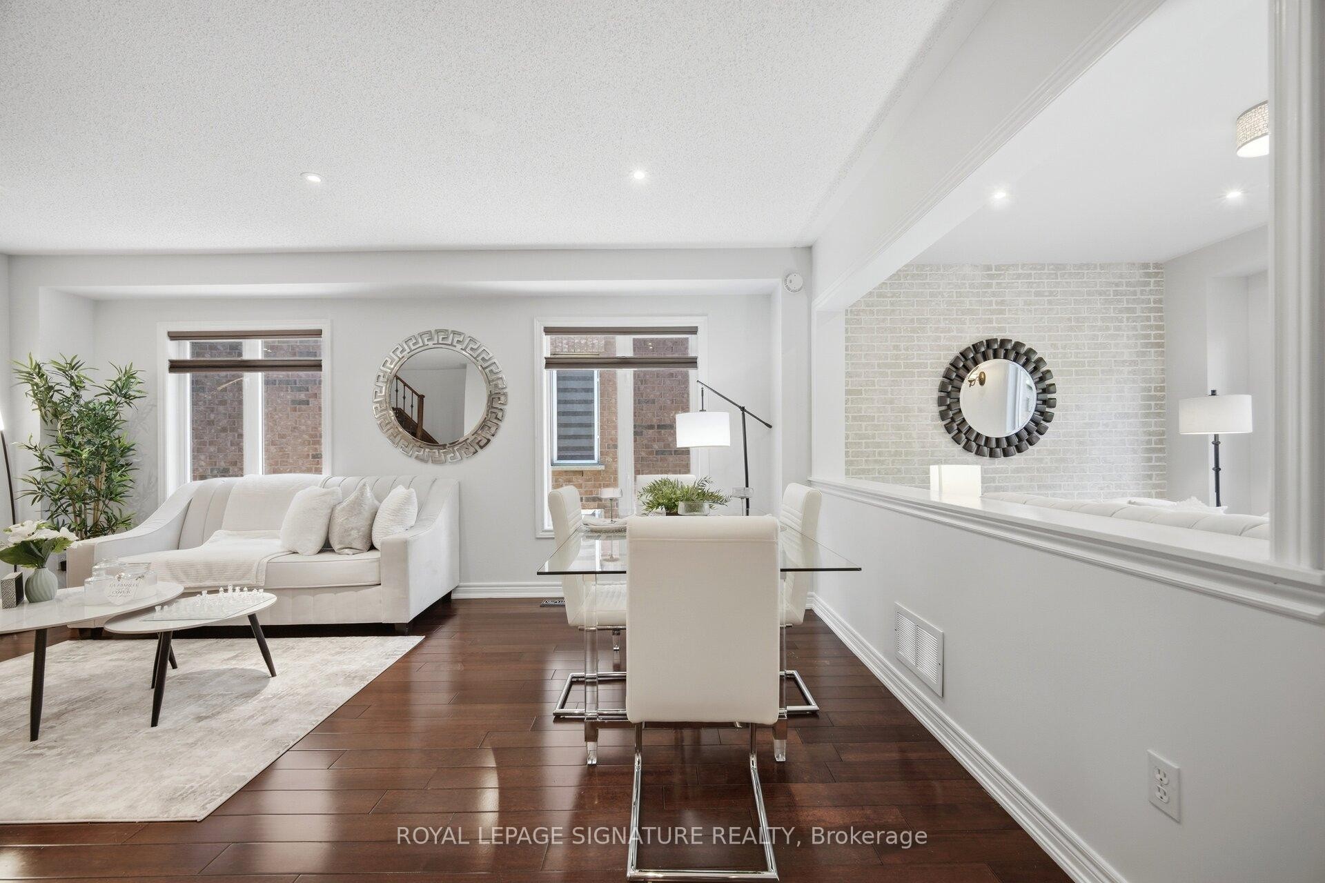 901 Knotty Pine Grove, Mississauga, ON - Indoor Photo Showing Other Room