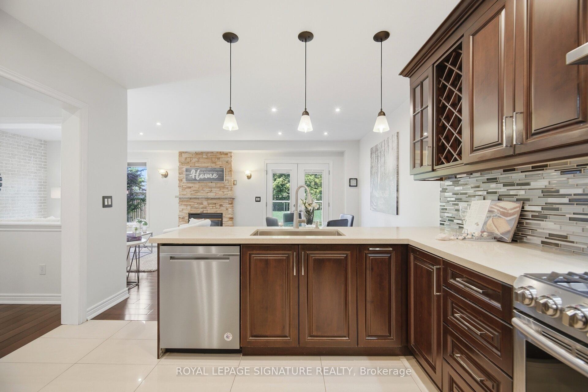 901 Knotty Pine Grove, Mississauga, ON - Indoor Photo Showing Kitchen With Upgraded Kitchen