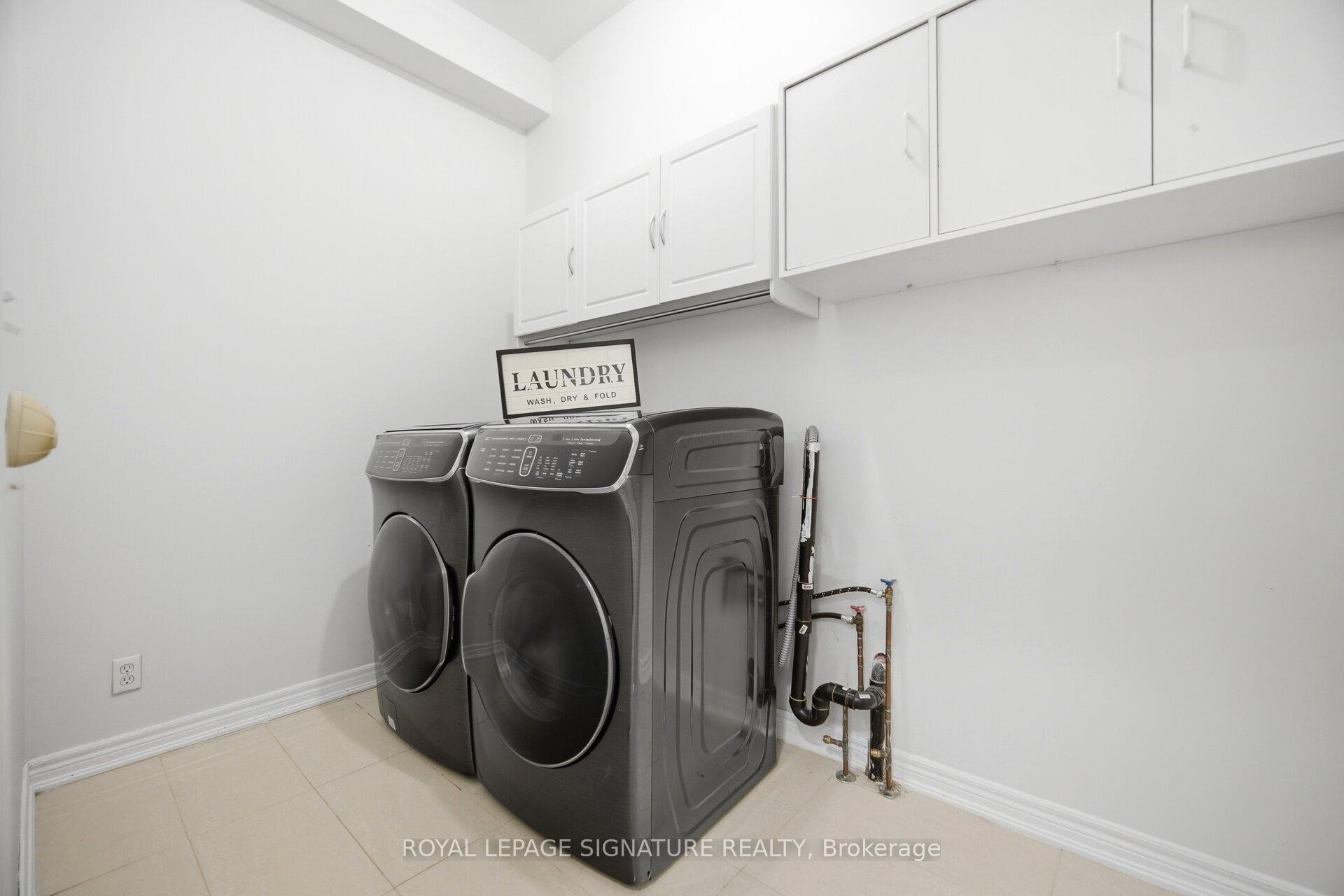 901 Knotty Pine Grove, Mississauga, ON - Indoor Photo Showing Laundry Room
