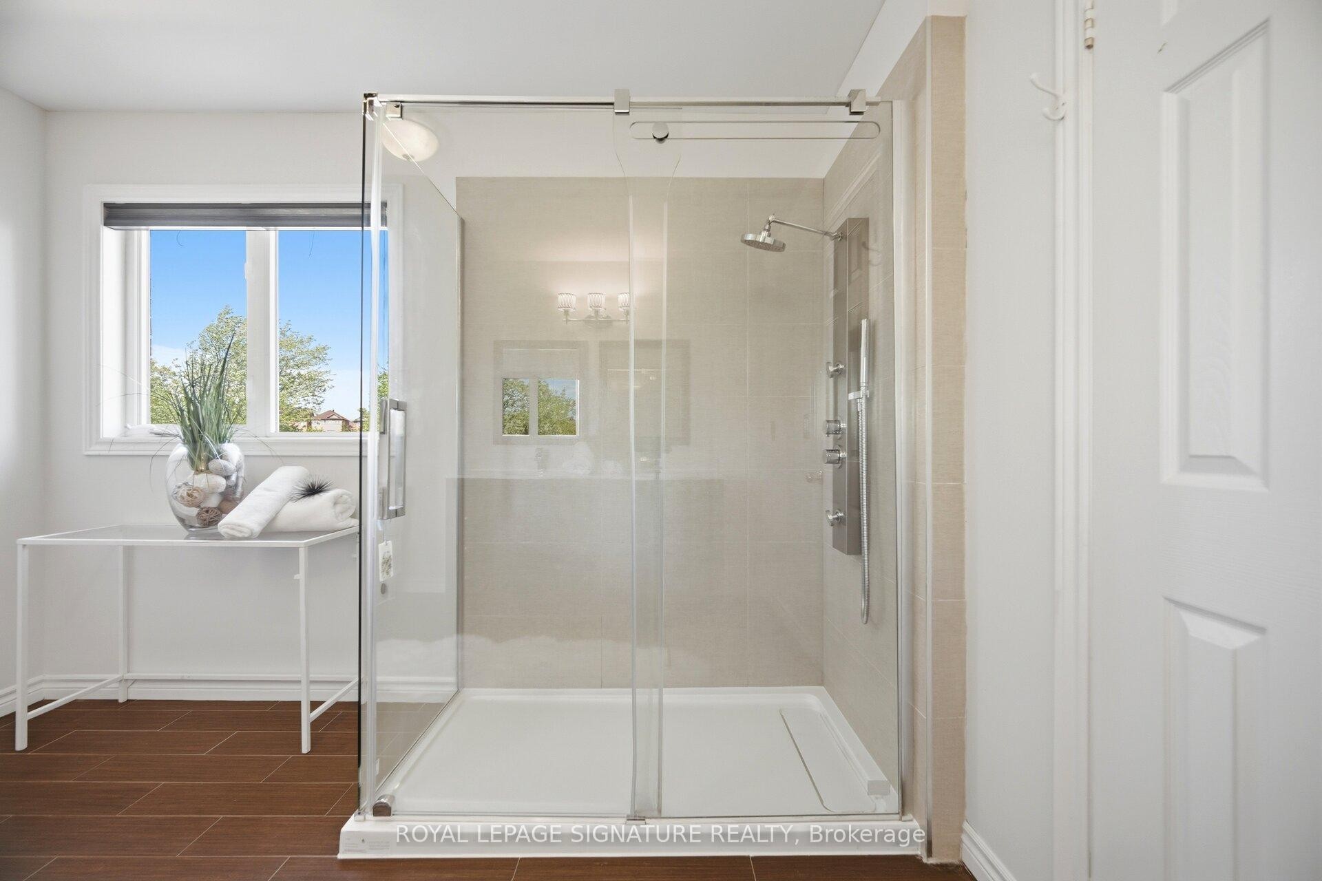 901 Knotty Pine Grove, Mississauga, ON - Indoor Photo Showing Bathroom