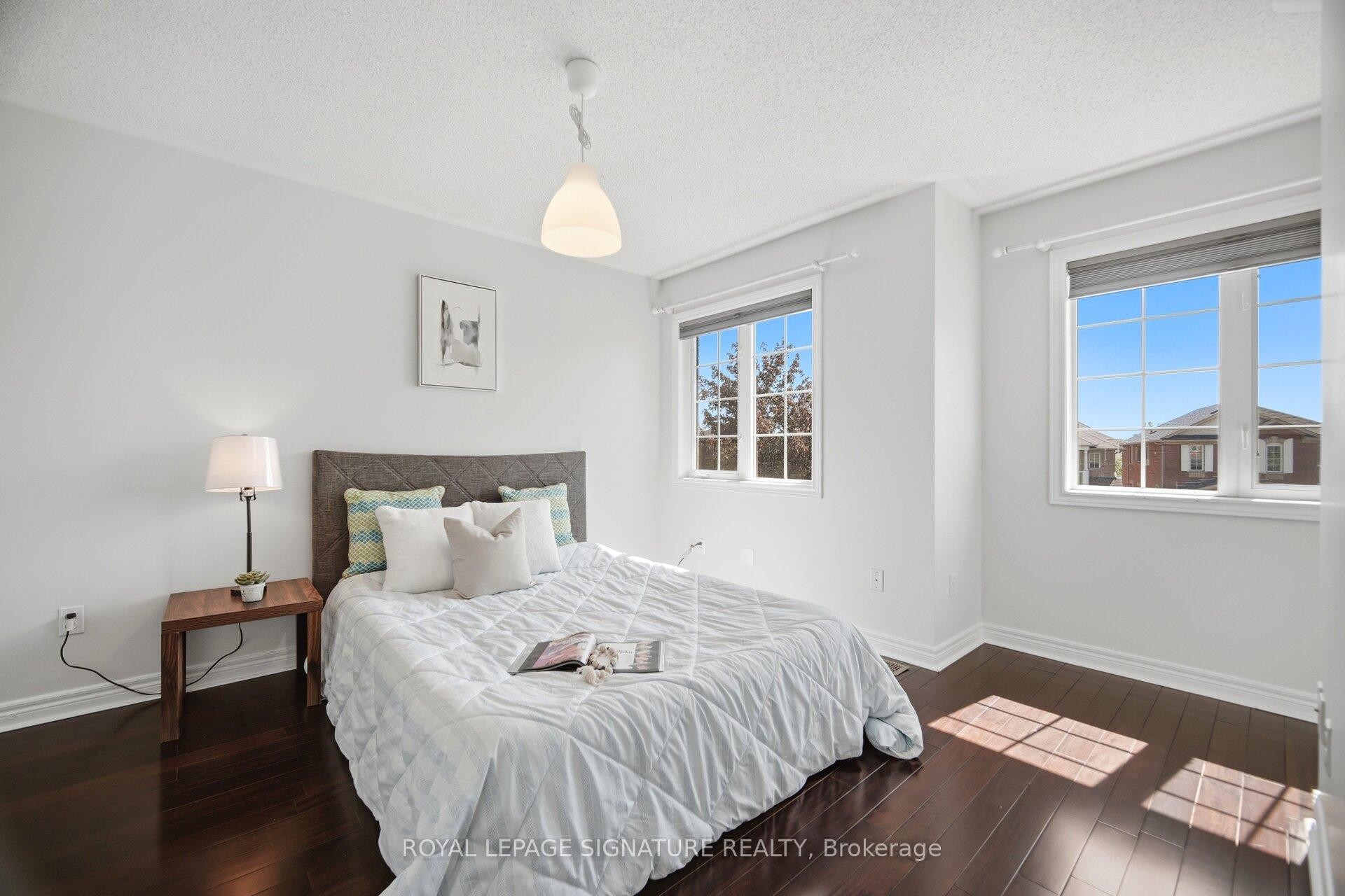 901 Knotty Pine Grove, Mississauga, ON - Indoor Photo Showing Bedroom