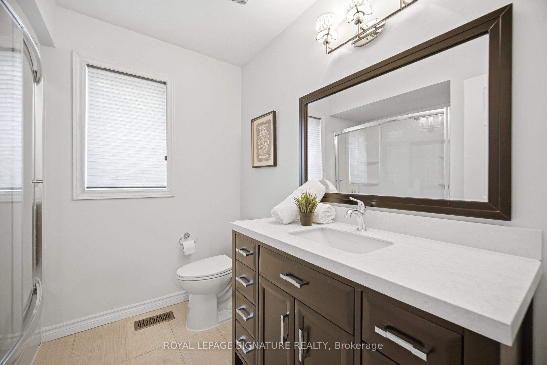901 Knotty Pine Grove, Mississauga, ON - Indoor Photo Showing Bathroom