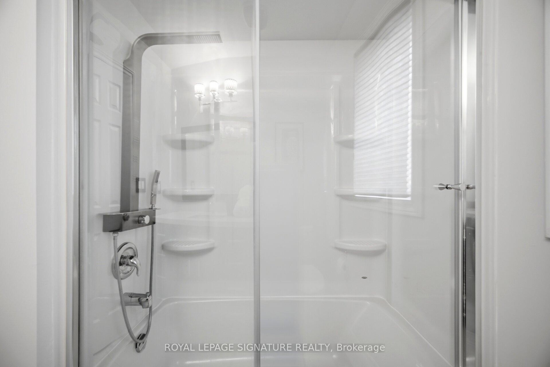 901 Knotty Pine Grove, Mississauga, ON - Indoor Photo Showing Bathroom