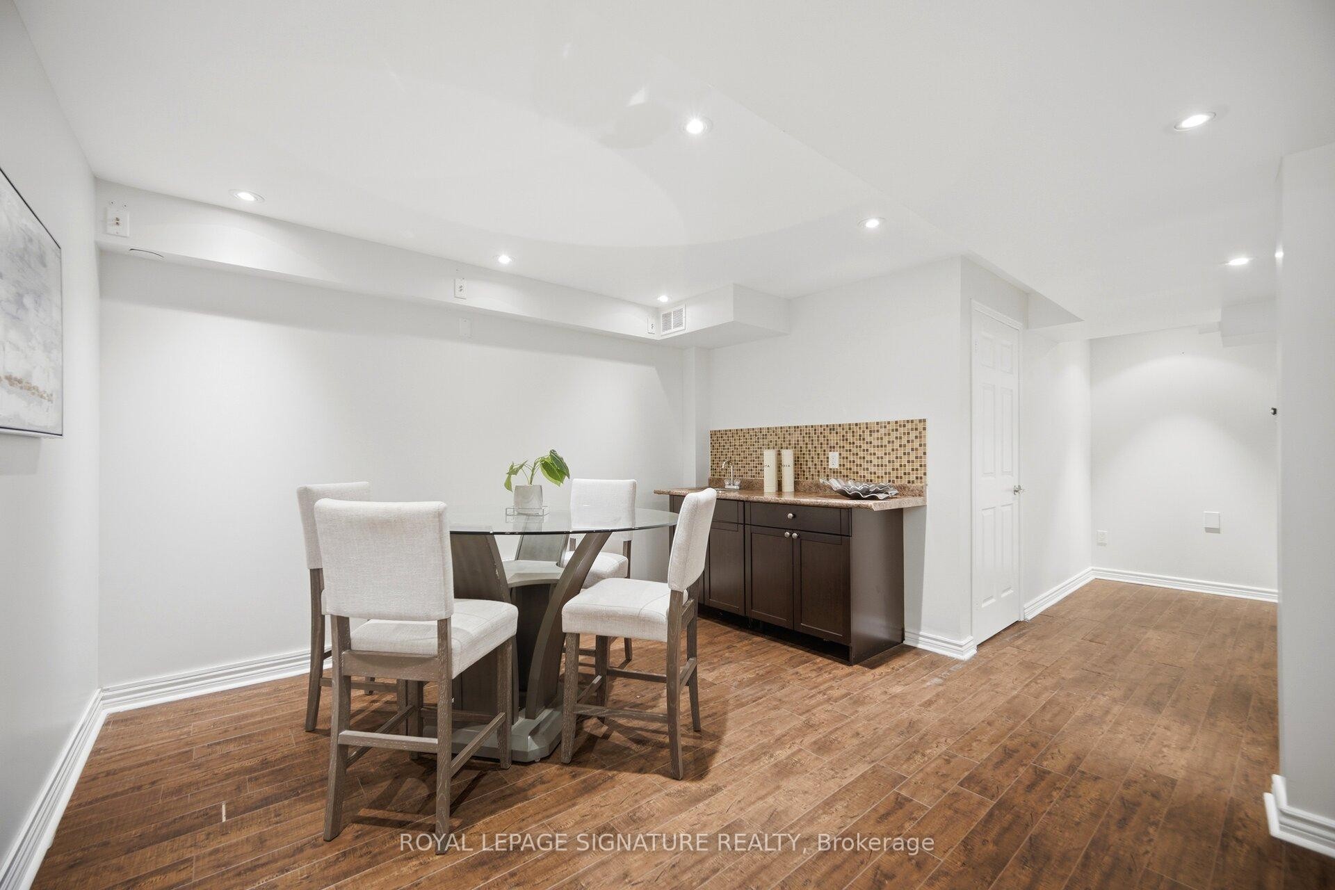 901 Knotty Pine Grove, Mississauga, ON - Indoor Photo Showing Dining Room