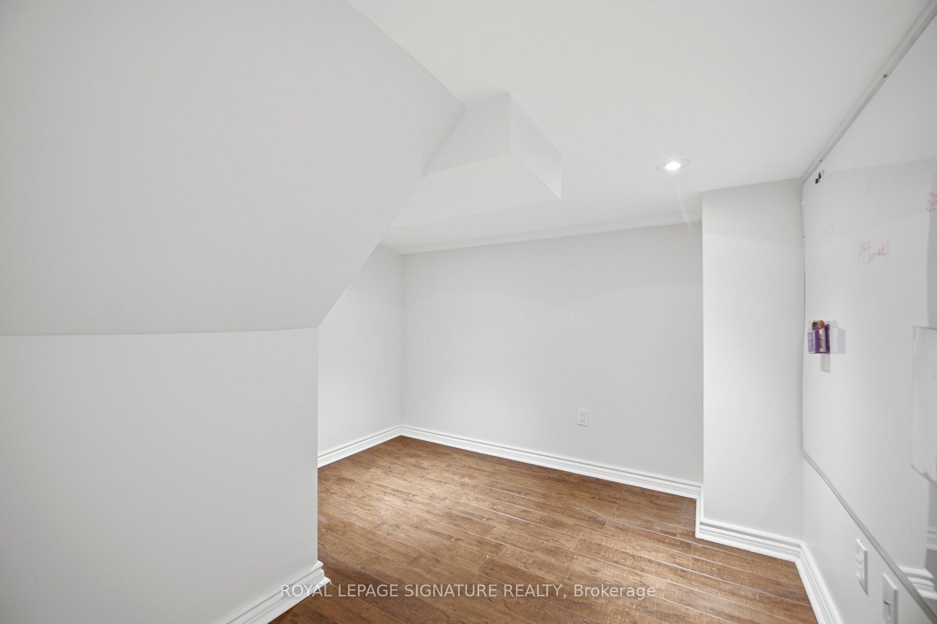 901 Knotty Pine Grove, Mississauga, ON - Indoor Photo Showing Other Room