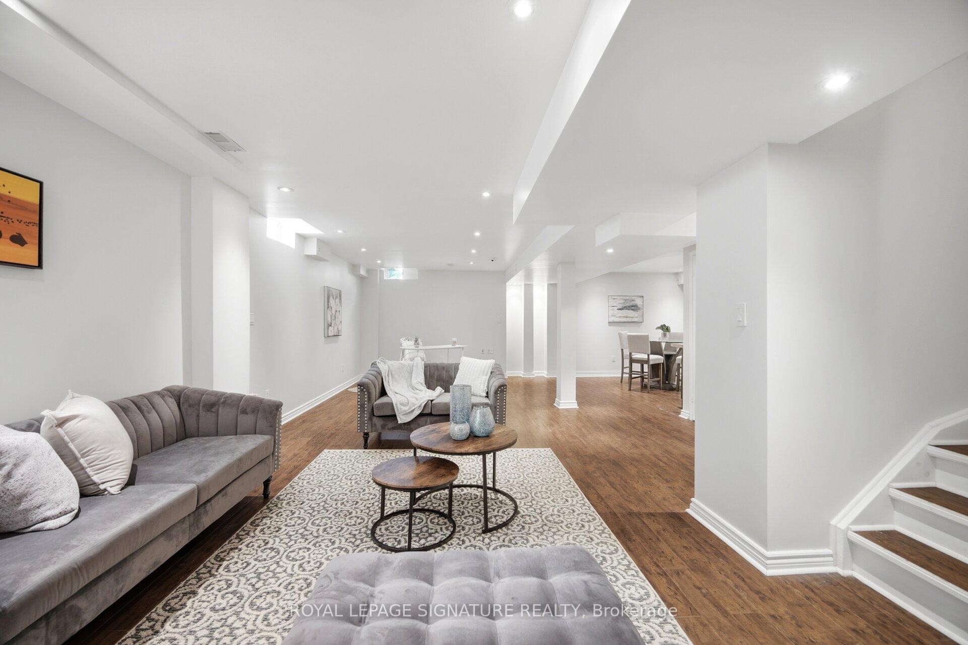901 Knotty Pine Grove, Mississauga, ON - Indoor Photo Showing Living Room
