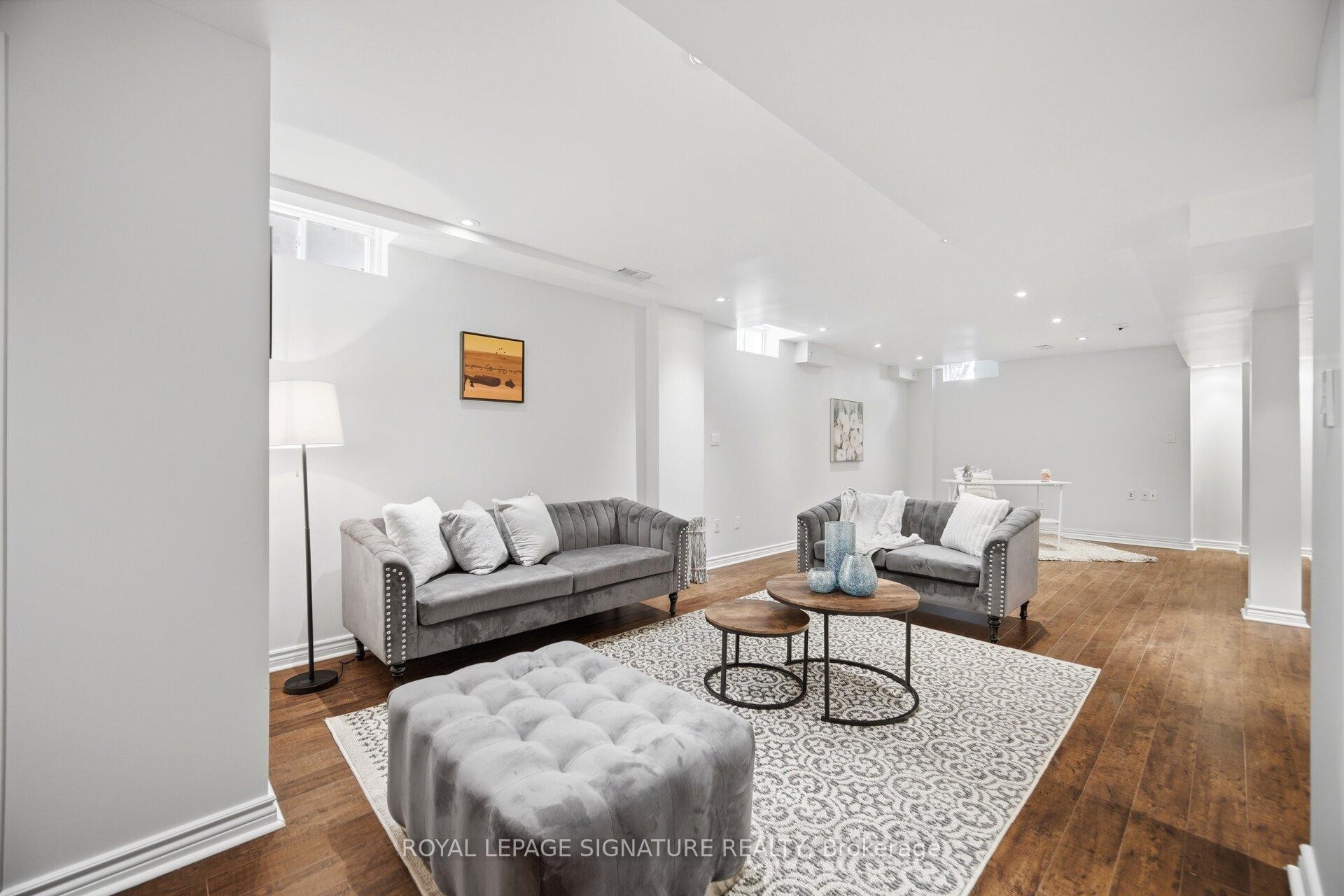 901 Knotty Pine Grove, Mississauga, ON - Indoor Photo Showing Living Room