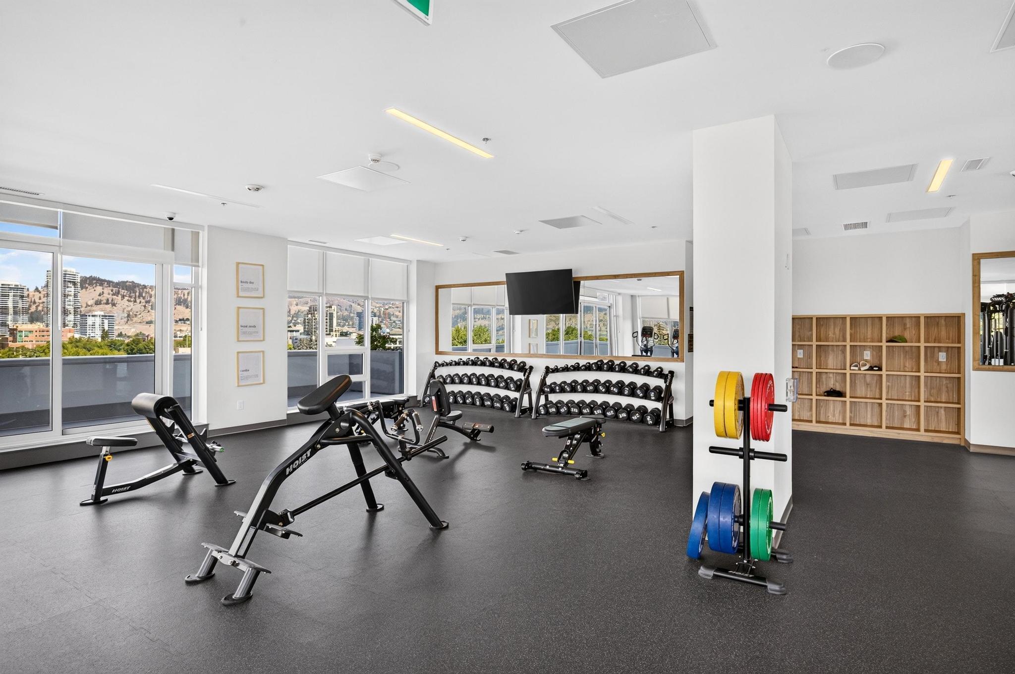 2206-238 Leon Avenue, Kelowna, BC - Indoor Photo Showing Gym Room