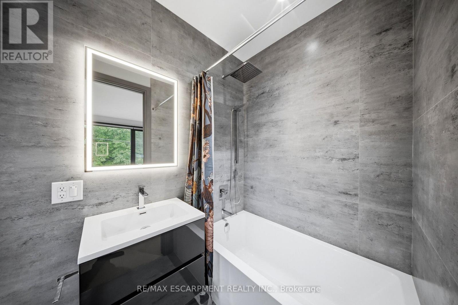 1617 Trotwood Avenue, Mississauga, ON - Indoor Photo Showing Bathroom