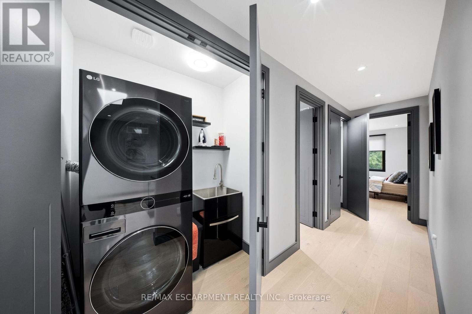 1617 Trotwood Avenue, Mississauga, ON - Indoor Photo Showing Laundry Room