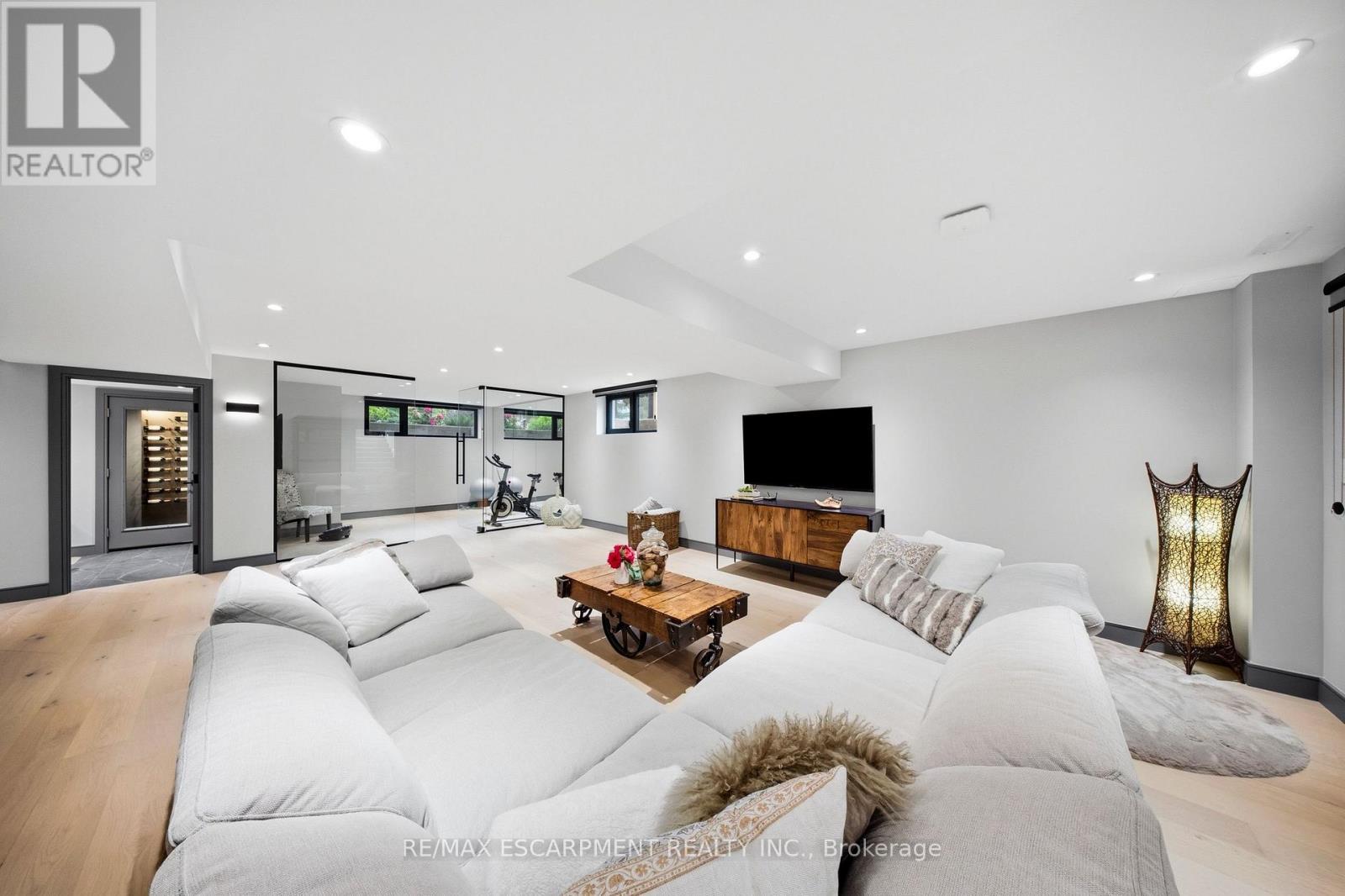 1617 Trotwood Avenue, Mississauga, ON - Indoor Photo Showing Living Room