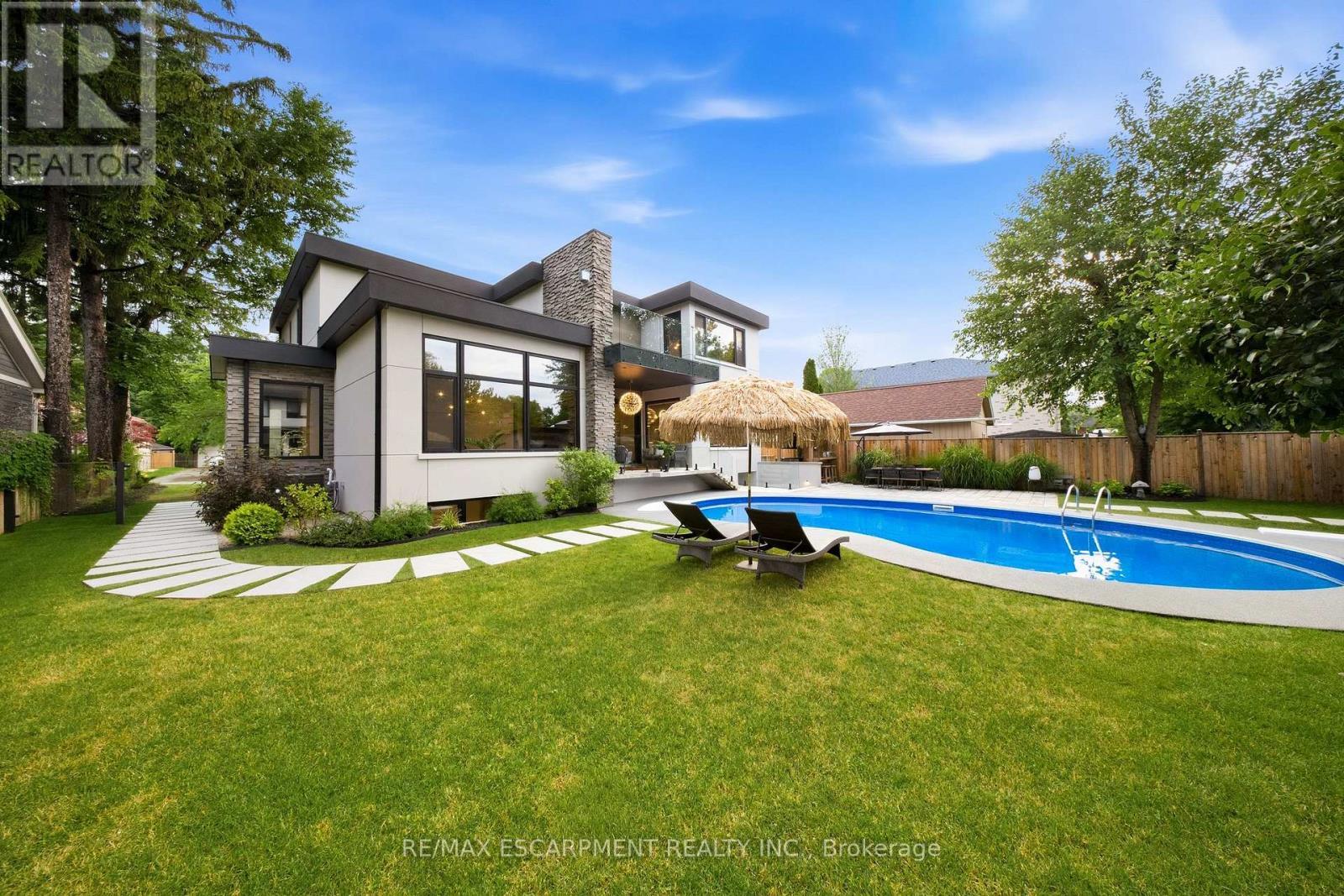 1617 Trotwood Avenue, Mississauga, ON - Outdoor With In Ground Pool
