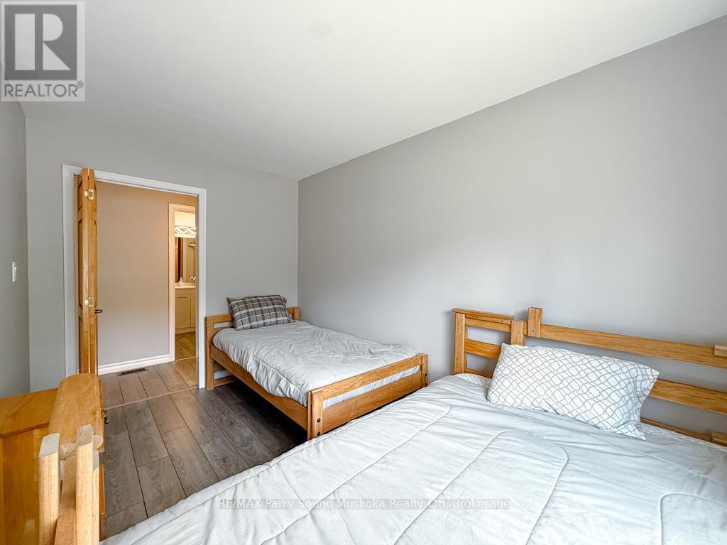 127 Burnetts Road, Mckellar, ON - Indoor Photo Showing Bedroom
