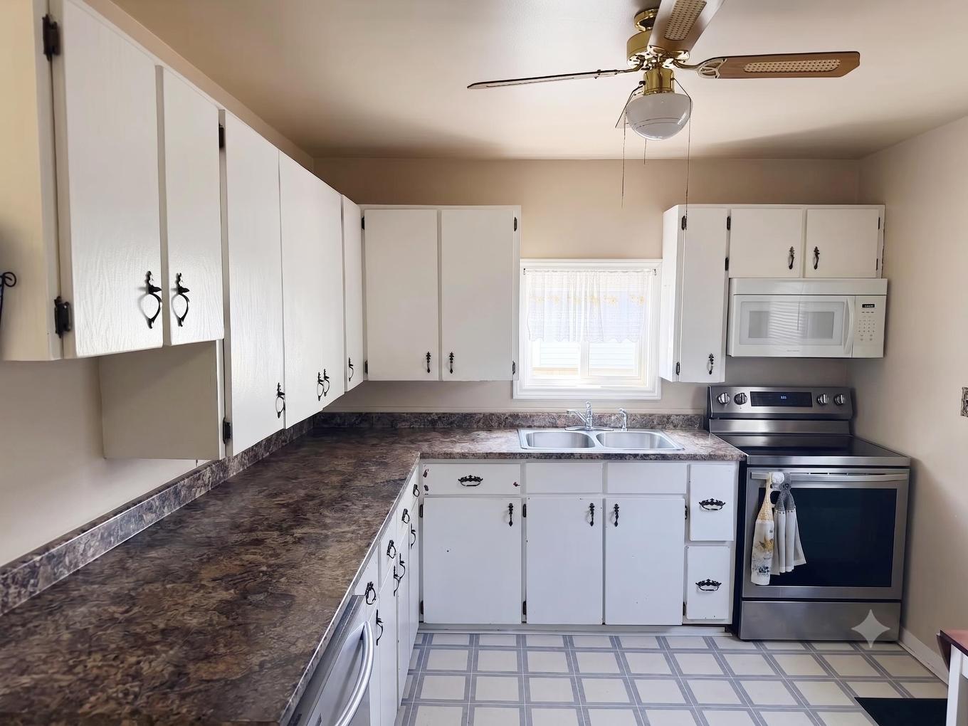 97 & 99 Autumn Street, Summerside, PE - Indoor Photo Showing Kitchen With Double Sink
