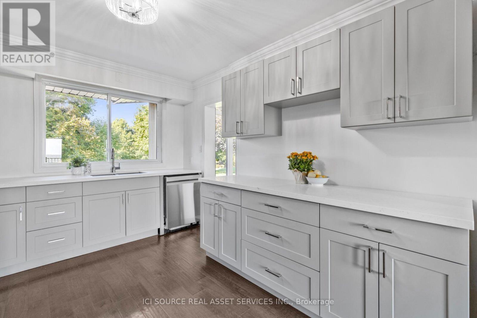 50 Oak Avenue, Hamilton, ON - Indoor Photo Showing Kitchen