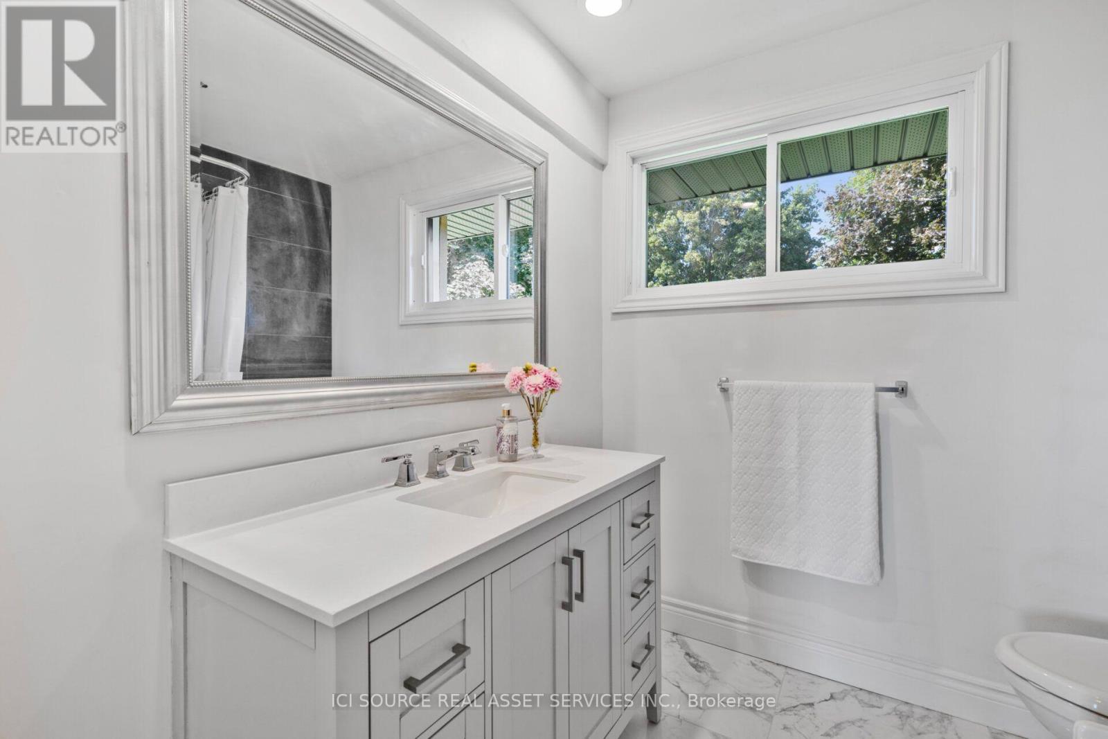 50 Oak Avenue, Hamilton, ON - Indoor Photo Showing Bathroom