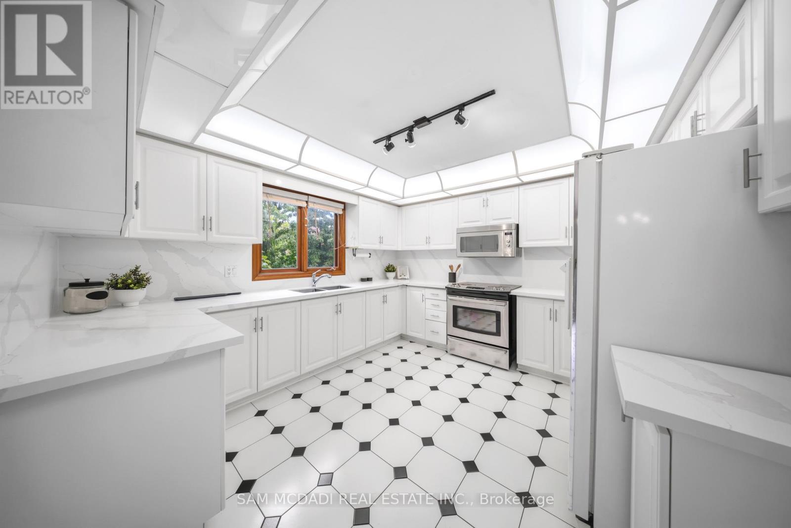 5109 Elderview Court, Mississauga, ON - Indoor Photo Showing Kitchen
