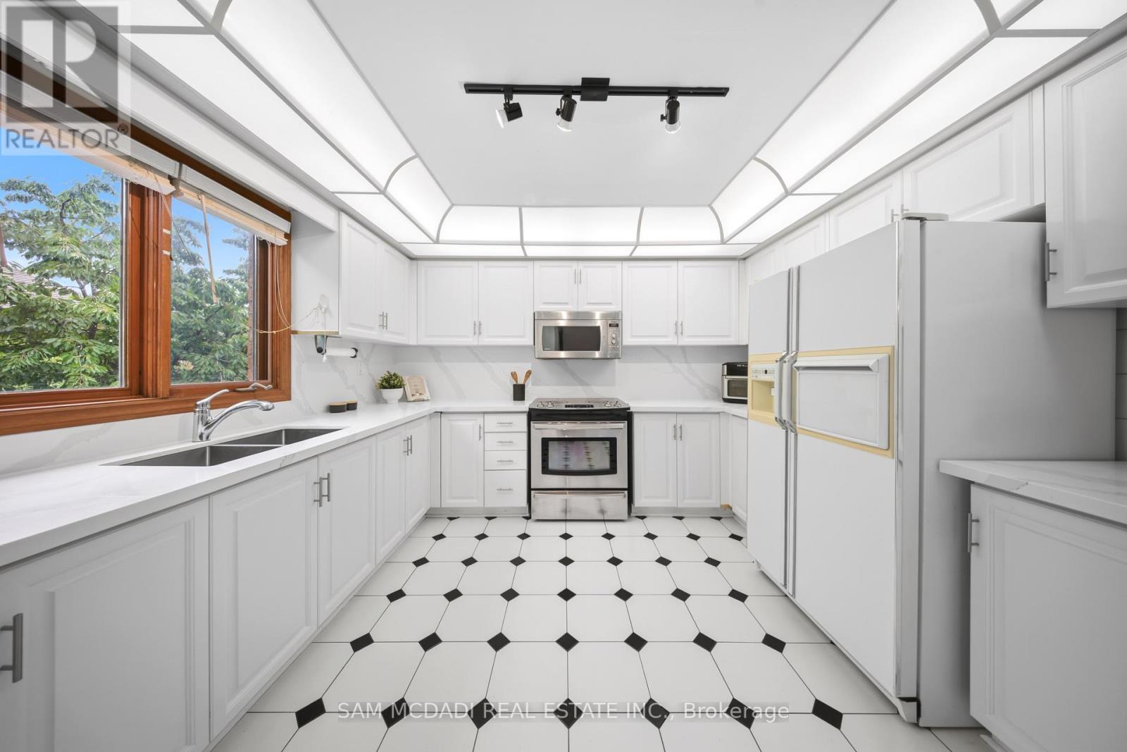 5109 Elderview Court, Mississauga, ON - Indoor Photo Showing Kitchen With Double Sink