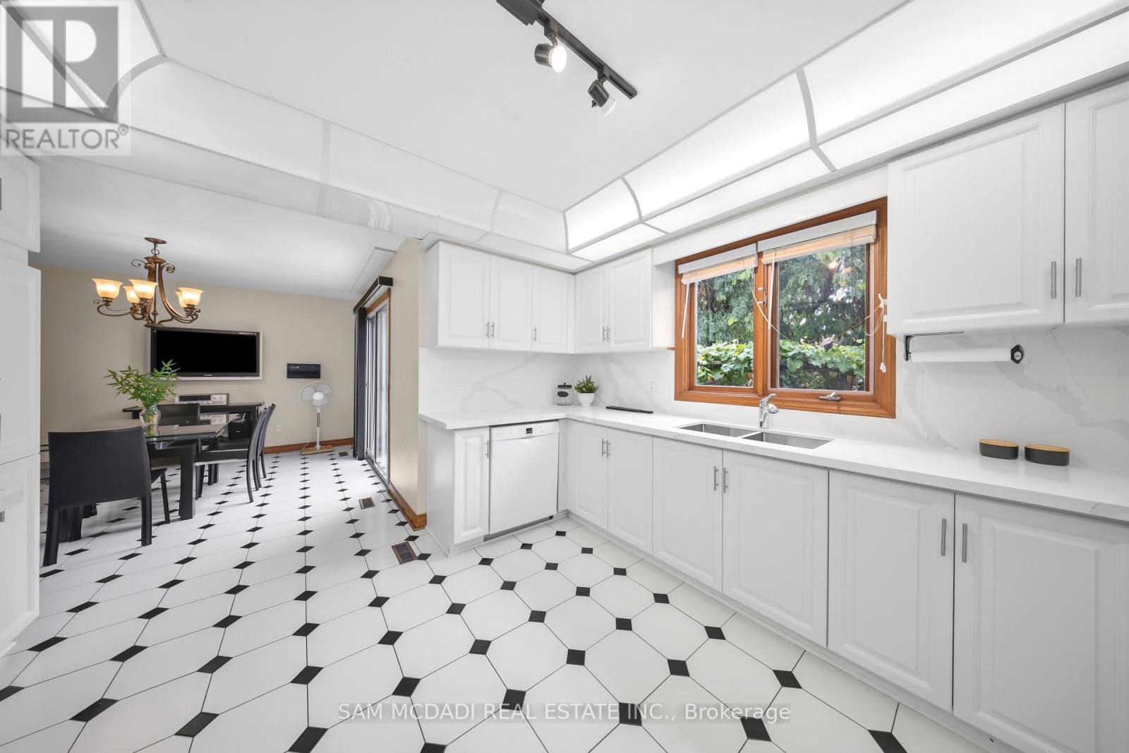 5109 Elderview Court, Mississauga, ON - Indoor Photo Showing Kitchen With Double Sink