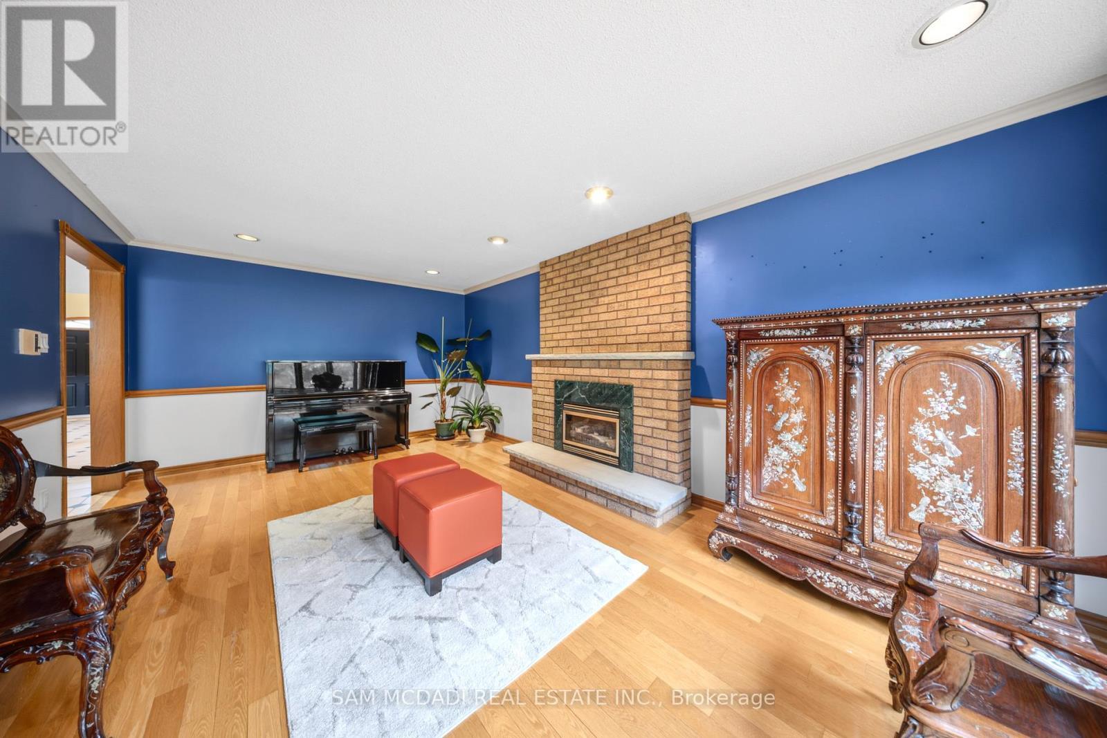 5109 Elderview Court, Mississauga, ON - Indoor Photo Showing Living Room With Fireplace