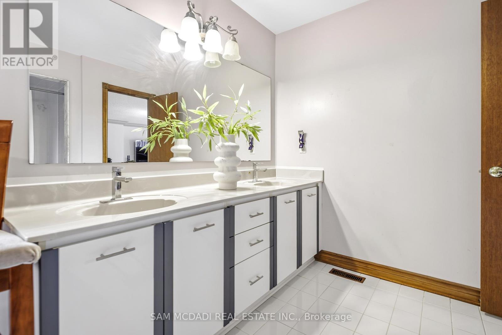 5109 Elderview Court, Mississauga, ON - Indoor Photo Showing Bathroom