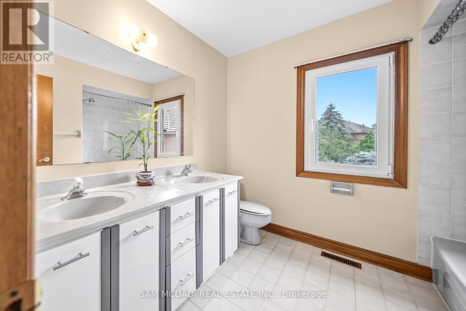 5109 Elderview Court, Mississauga, ON - Indoor Photo Showing Bathroom