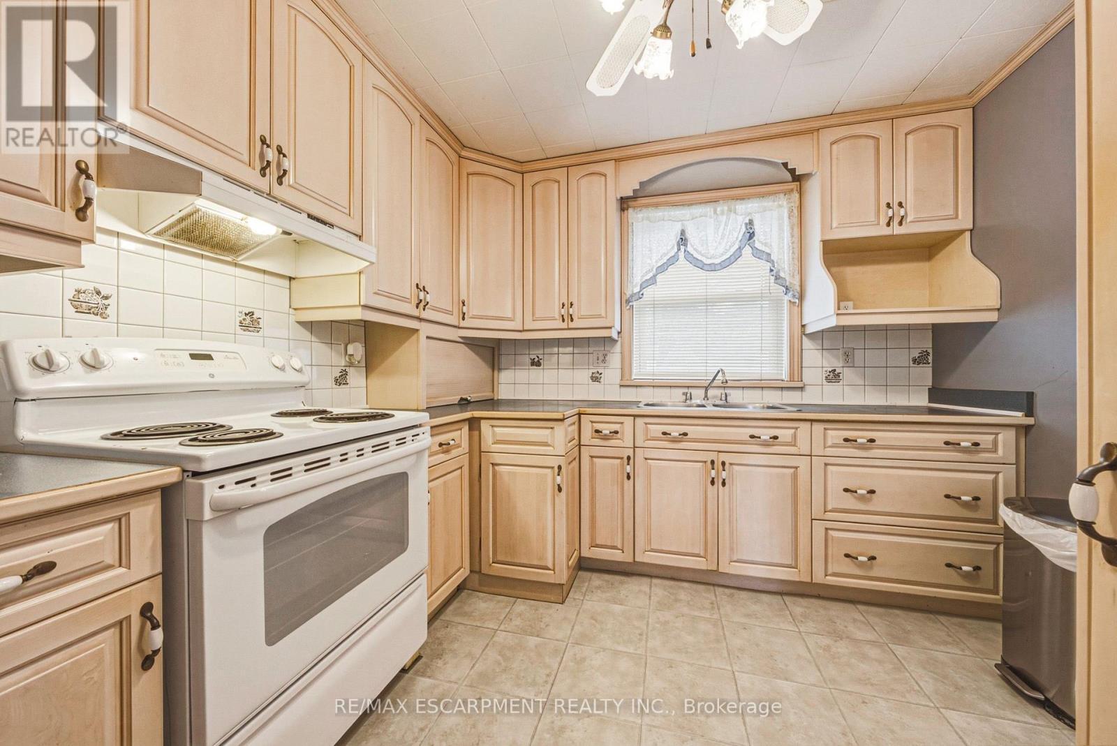 2345 Gibbon Street, Burlington, ON - Indoor Photo Showing Kitchen
