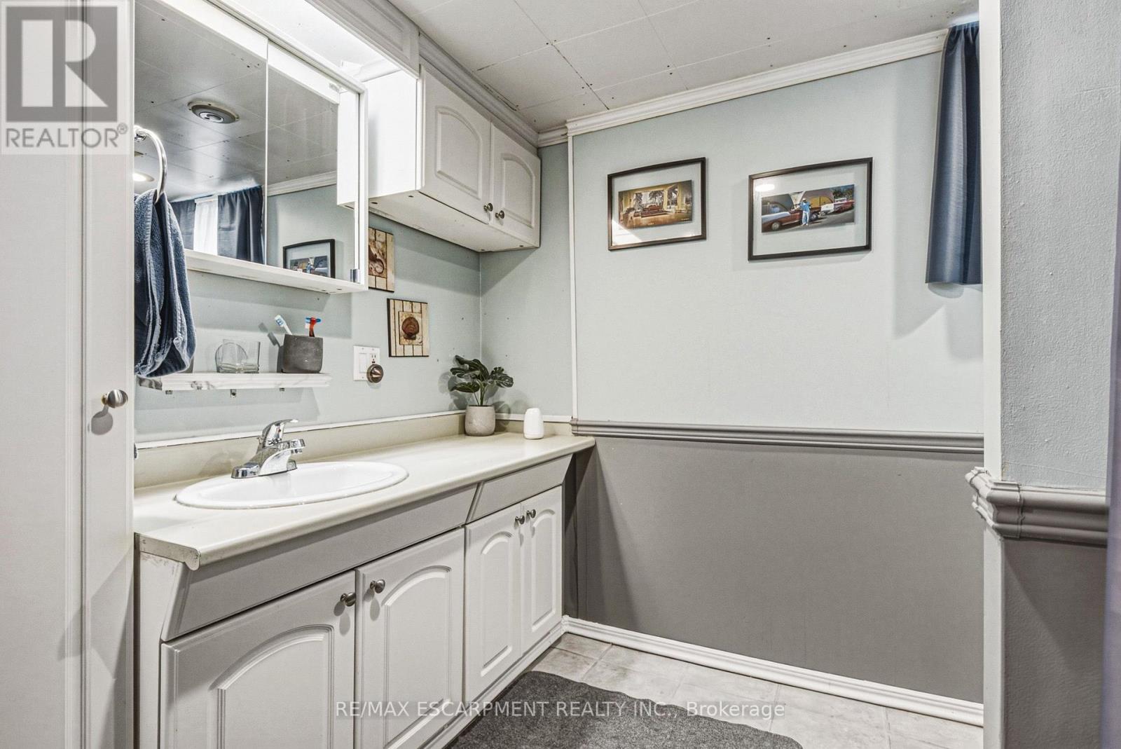 2345 Gibbon Street, Burlington, ON - Indoor Photo Showing Bathroom