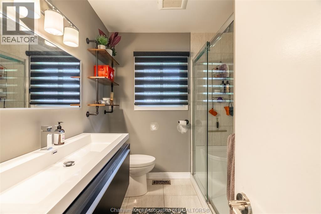 71 Mcfarlane Avenue, Chatham, ON - Indoor Photo Showing Bathroom
