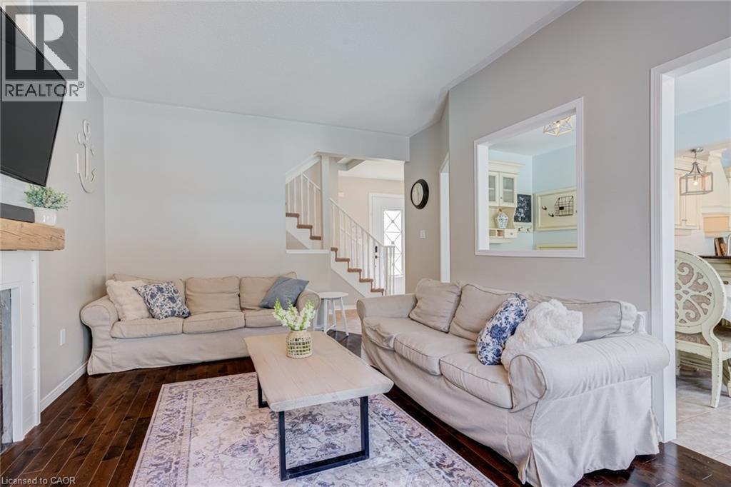 90 Davidson Boulevard, Dundas, ON - Indoor Photo Showing Living Room