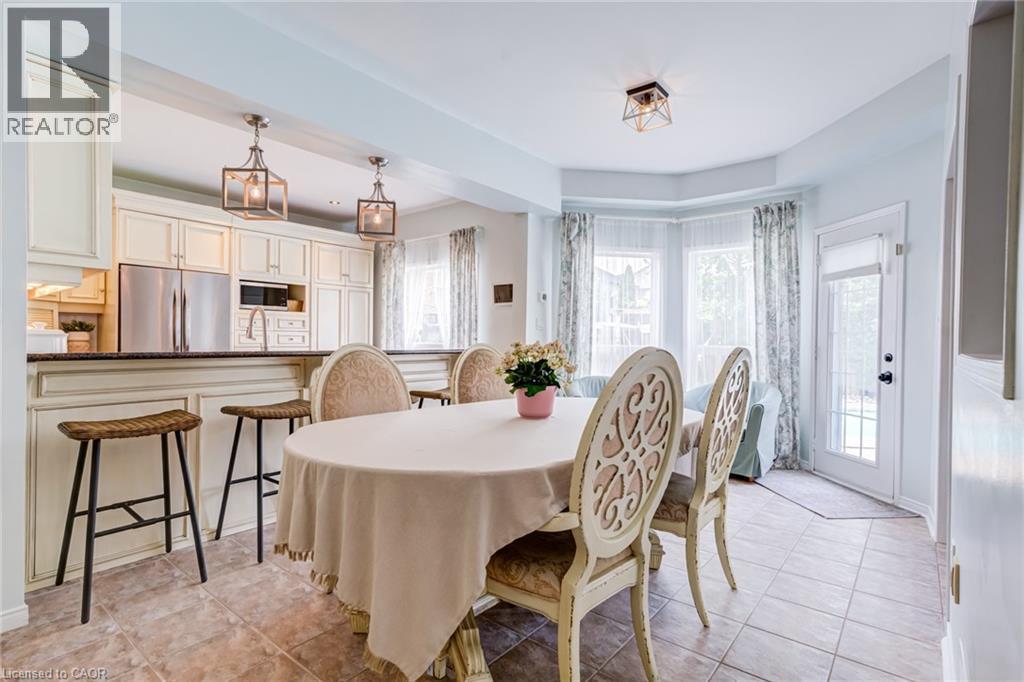 90 Davidson Boulevard, Dundas, ON - Indoor Photo Showing Dining Room