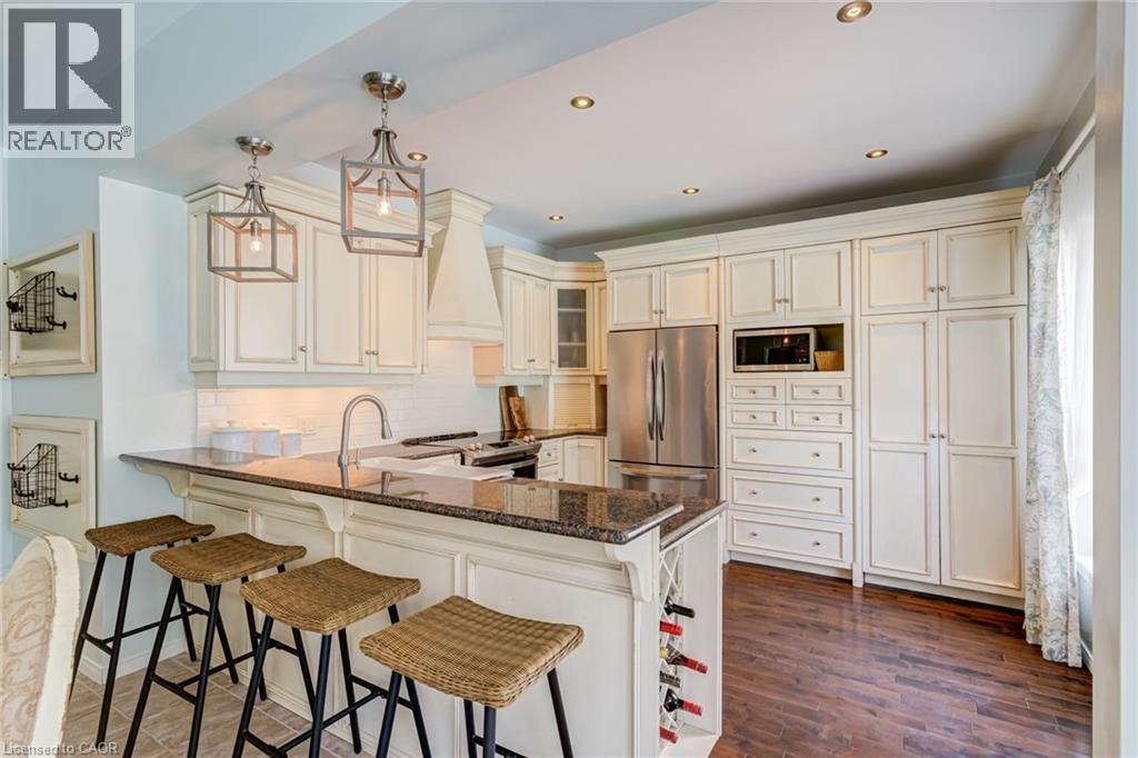 90 Davidson Boulevard, Dundas, ON - Indoor Photo Showing Kitchen With Upgraded Kitchen