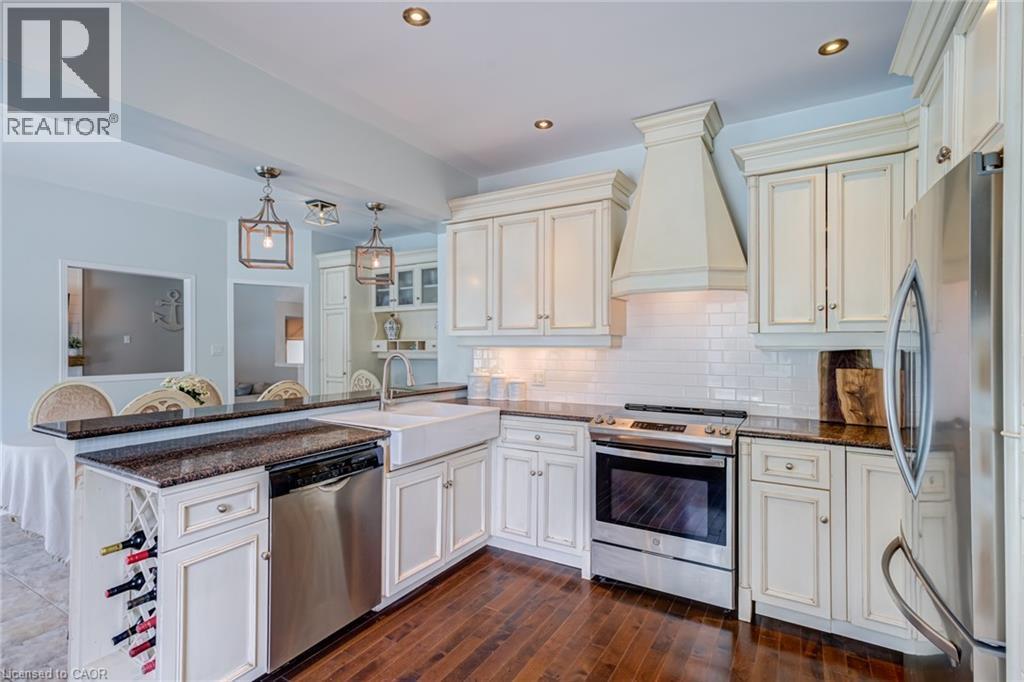90 Davidson Boulevard, Dundas, ON - Indoor Photo Showing Kitchen With Upgraded Kitchen