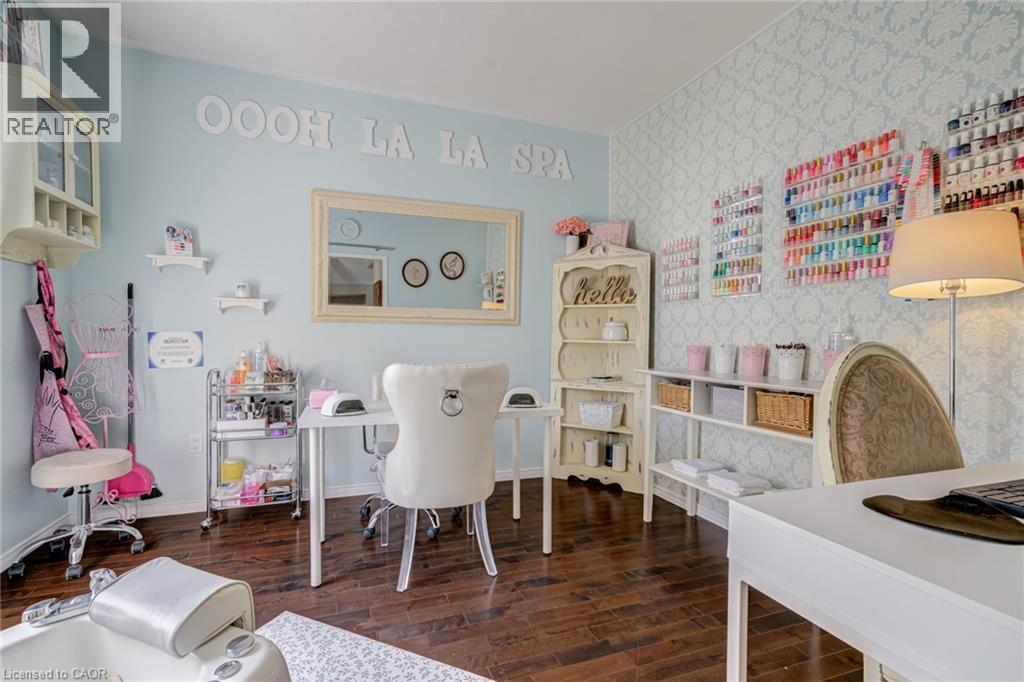 90 Davidson Boulevard, Dundas, ON - Indoor