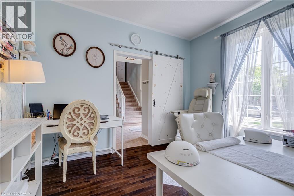 90 Davidson Boulevard, Dundas, ON - Indoor Photo Showing Other Room